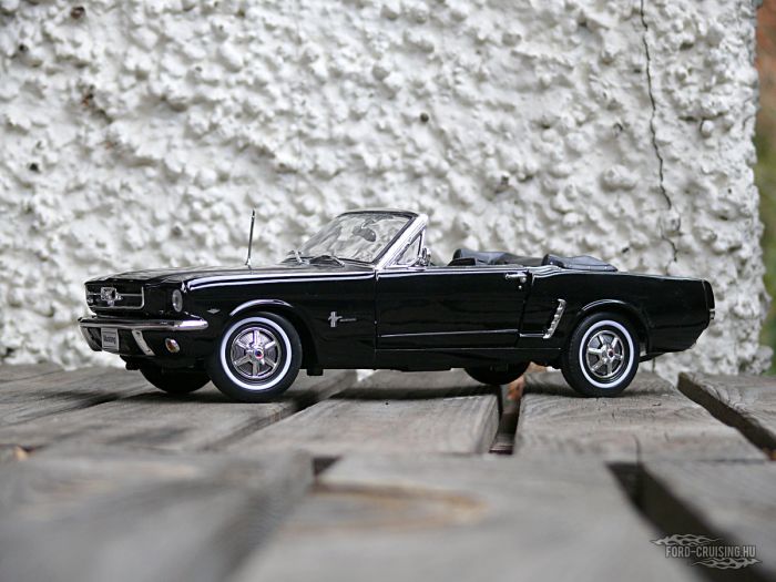Ford Mustang Convertible, 1964 1/2

Gyártó: Welly, 1:18
