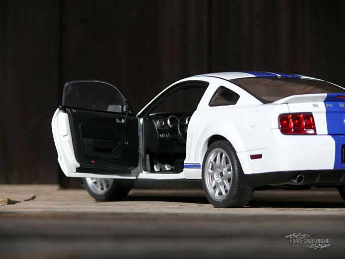 Ford Shelby Cobra GT500 Concept, 2005

Gyártó: AUTOart, 1:18, 3000 db-os limitált széria
