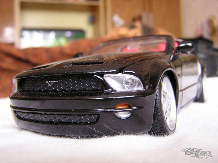 Ford Mustang GT Convertible Concept, 2004

Gyártó: Maisto, 1:24
