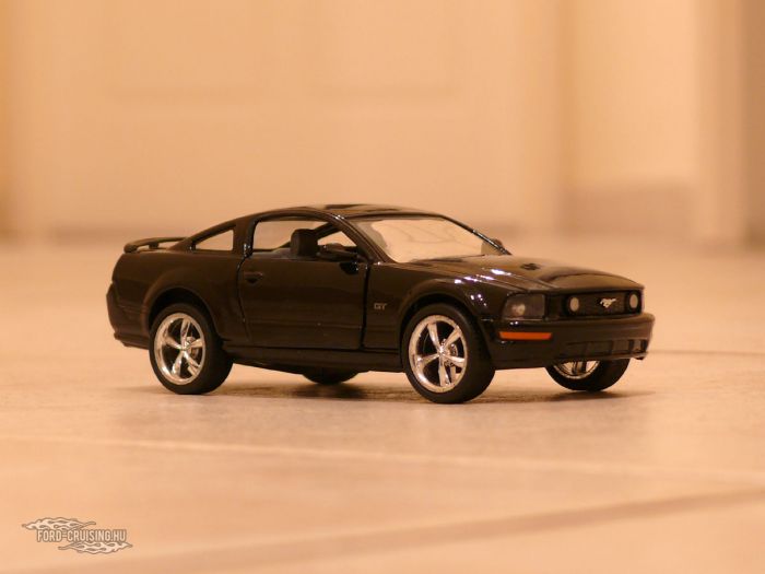 Ford Mustang GT, 2006

Gyártó: Kinsmart, 1:38


