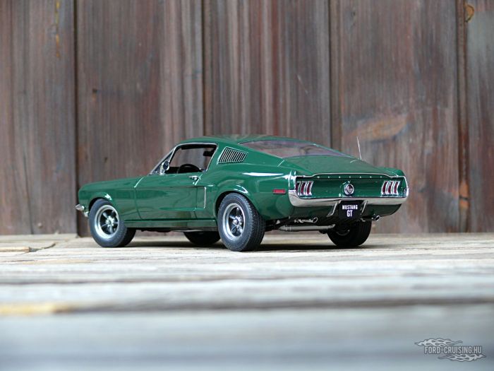 Ford Mustang GT390 Fastback (Bullitt nyomozó kocsija), 1967

Gyártó: AUTOart, 1:18
