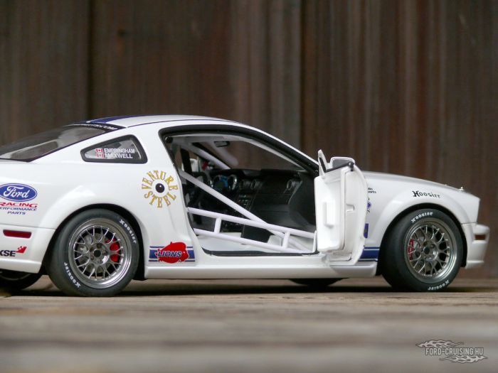 Ford Mustang FR500C "Boy Racer", 2005

Gyártó: AUTOart, 1:18, 6000 db-os limitált széria
