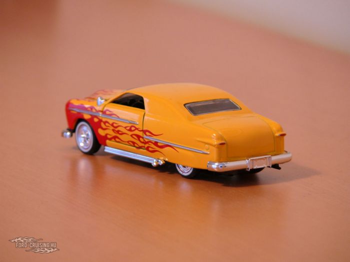 Ford 49 Custom Hot Rod, 1949

Gyártó: ToysToys, 1:38
