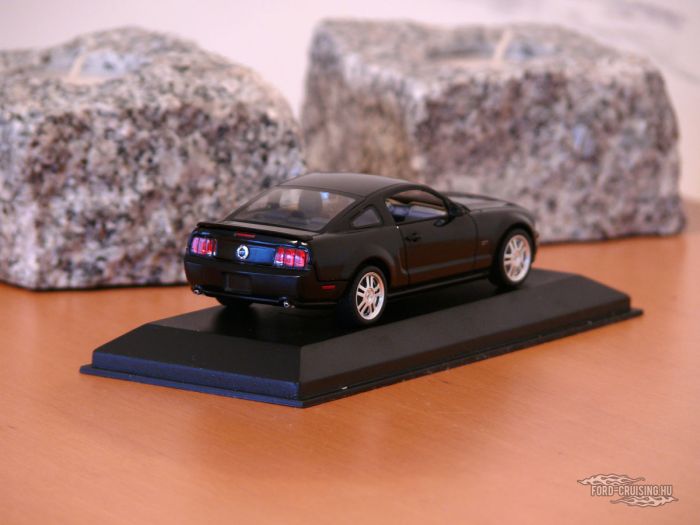 Ford Mustang GT, 2005

Gyártó: Minichamps, 1:43, 2688 db-os limitált széria
